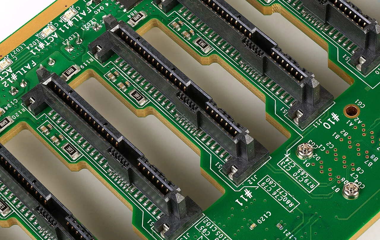 SAS backplane with SFF-8482 connectors that accepts both SAS and SATA drives in a rack server
